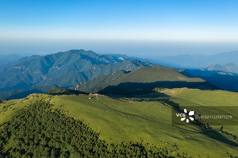 日落时分新疆伊犁高山草甸户外风光航拍视角图片素材