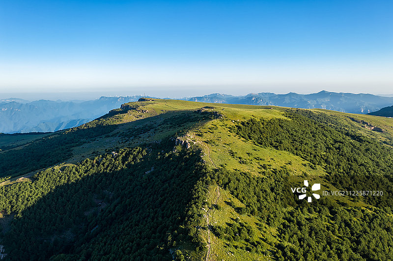 日落时分新疆伊犁高山草甸户外风光航拍视角图片素材