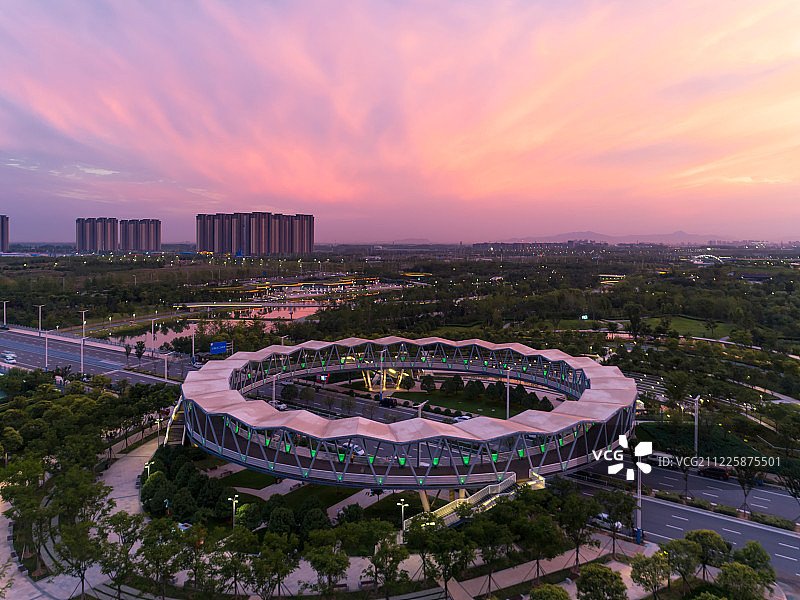 郑州航空港经济综合实验区双鹤湖中央公园日落晚霞航拍视角图片素材