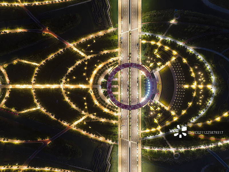 郑州航空港经济综合实验区双鹤湖中央公园人行天桥夜景航拍图片素材