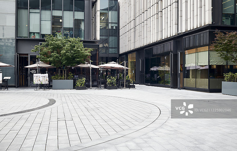创意园区特色建筑和露天咖啡馆图片素材