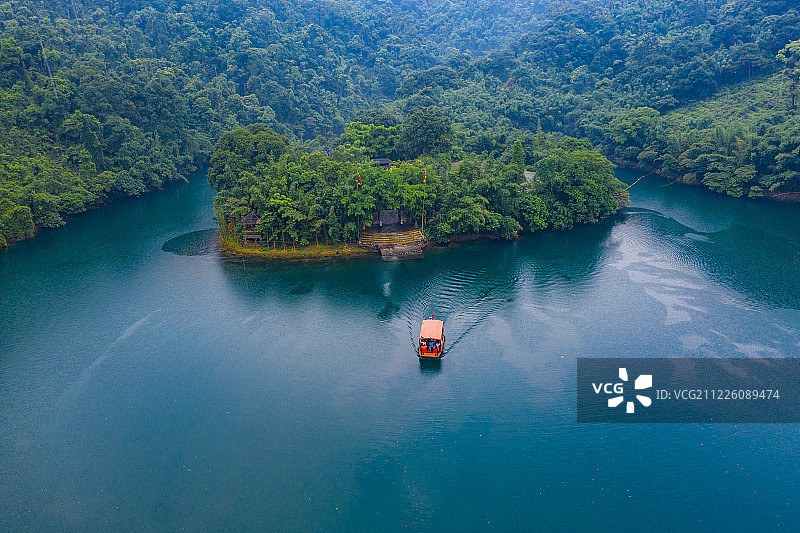肇庆市鼎湖山风景区鼎湖上湖心岛蝴蝶谷和观光船图片素材