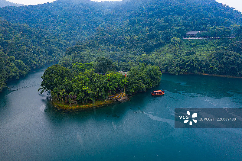 肇庆市鼎湖山风景区鼎湖上湖心岛蝴蝶谷和观光船图片素材