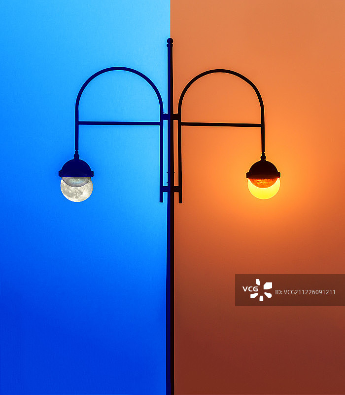 冷暖颜色对比的两个路灯图片素材