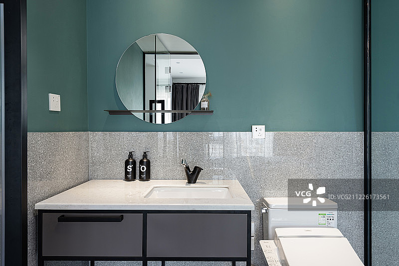 文艺现代装修风格的卫生间与浴缸图片素材