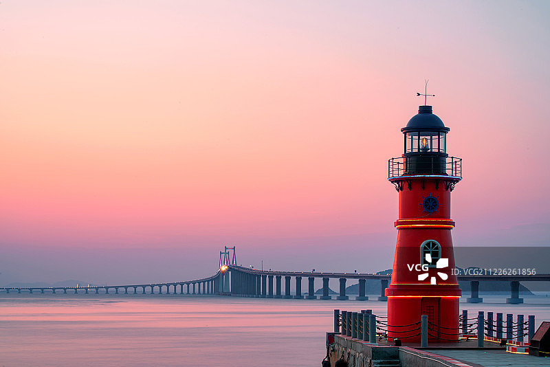 广东汕头海边的灯塔图片素材