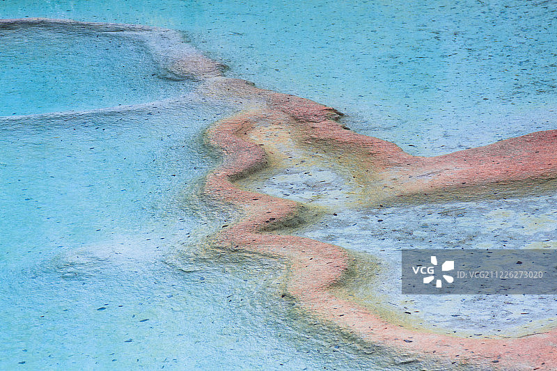 航拍蓝色的水湾图片素材