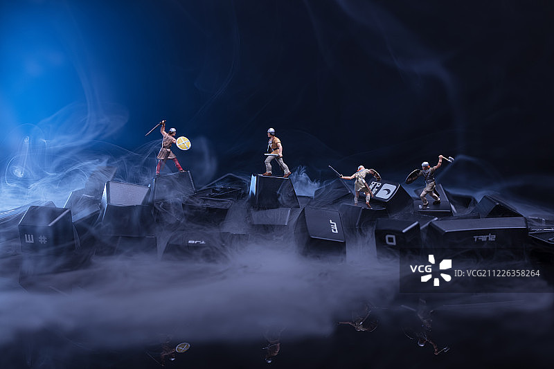 键盘上互相打斗的小人图片素材