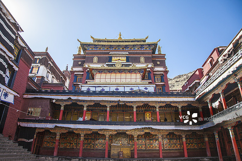 西藏日喀则雄伟扎什伦布寺神圣的强巴佛大殿图片素材