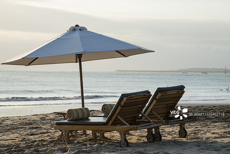 巴厘岛金巴兰海滩椅子与遮阳伞图片素材