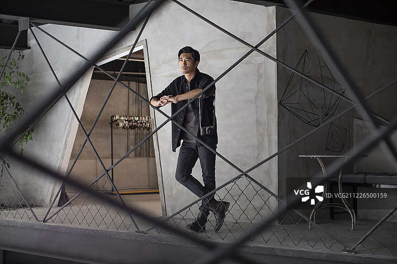 职业摄影师在工作室图片素材