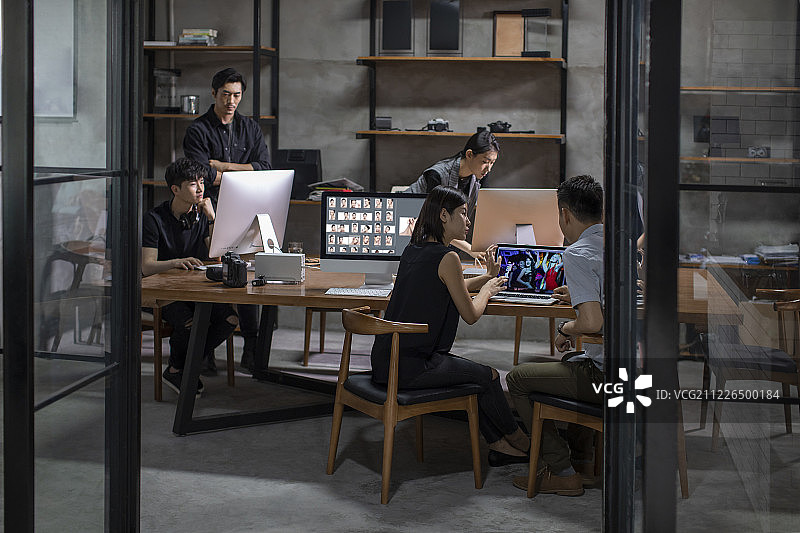 摄影师们在工作室工作图片素材