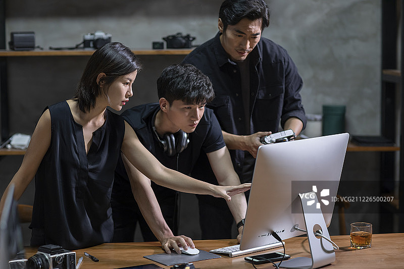 摄影师们在工作室工作图片素材