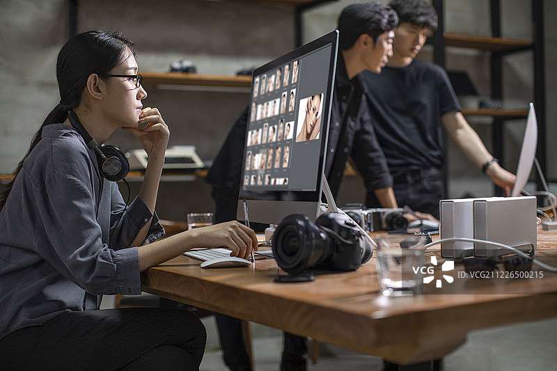 摄影师们在工作室工作图片素材