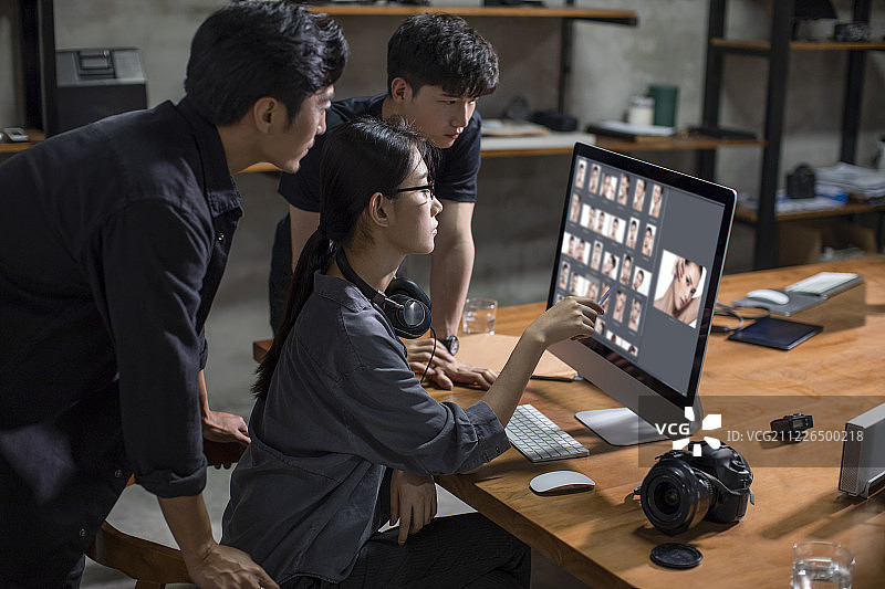 摄影师们在工作室工作图片素材