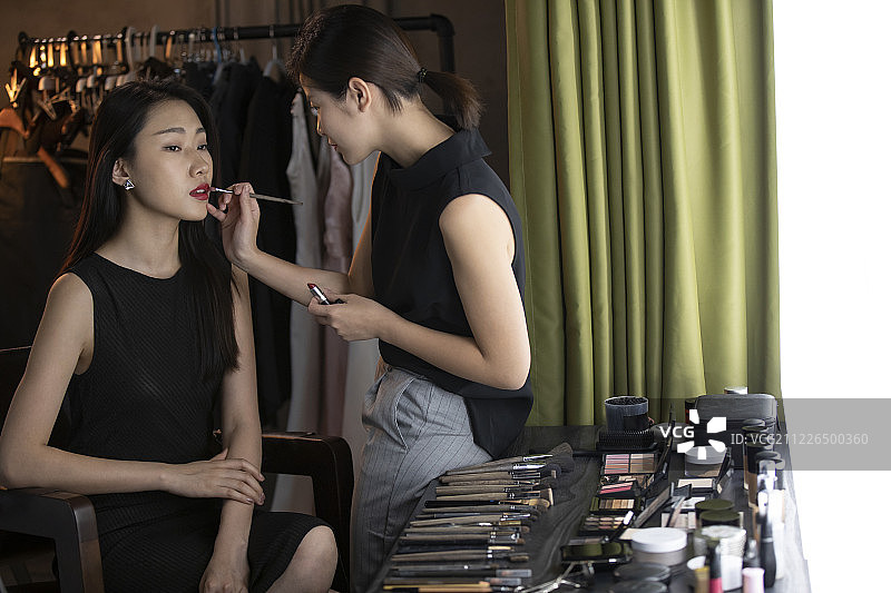 化妆师给模特化妆图片素材