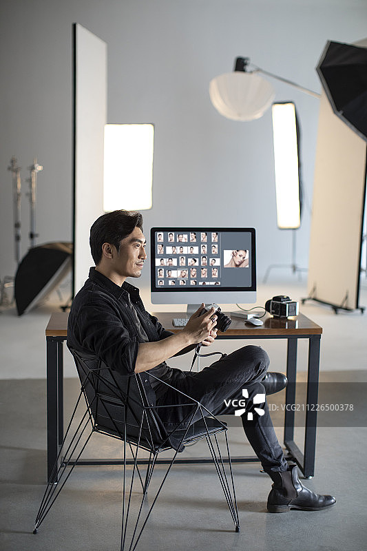 摄影师在工作室图片素材