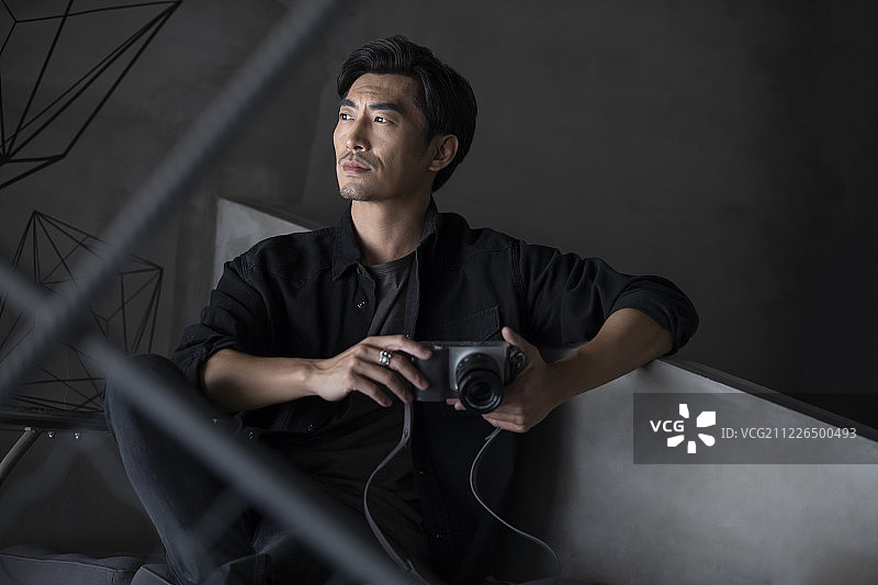 摄影师在工作室使用相机图片素材