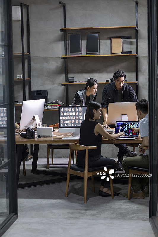 摄影师们在工作室工作图片素材