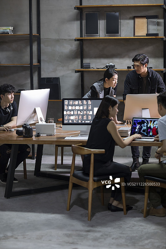 摄影师们在工作室工作图片素材