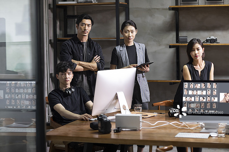 摄影师们在工作室图片素材