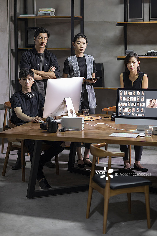 摄影师们在工作室图片素材