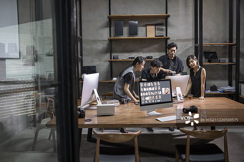 摄影师们在工作室工作图片素材