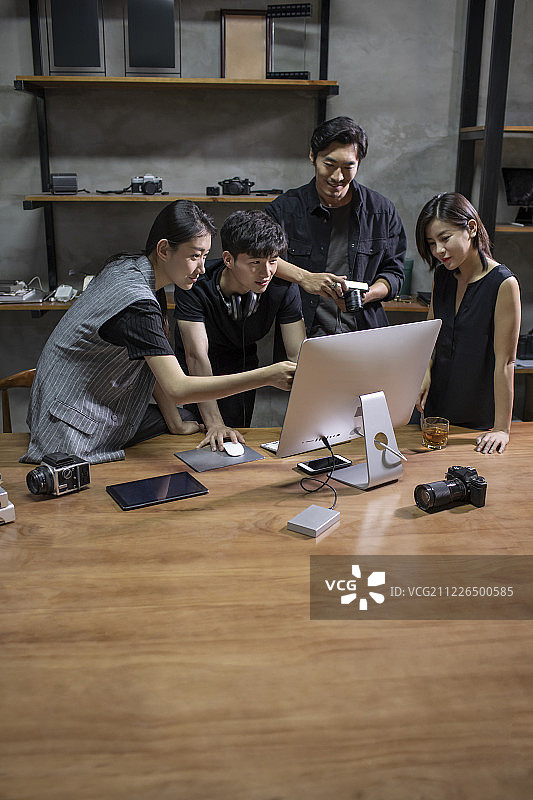 摄影师们在工作室工作图片素材