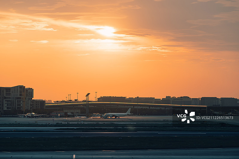 虹桥机场的落日图片素材