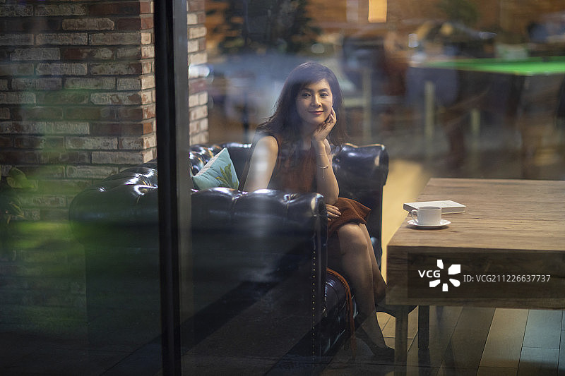 中年女性在咖啡馆喝咖啡图片素材