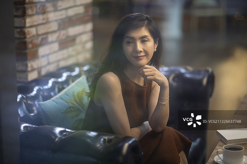 中年女性在咖啡馆喝咖啡图片素材