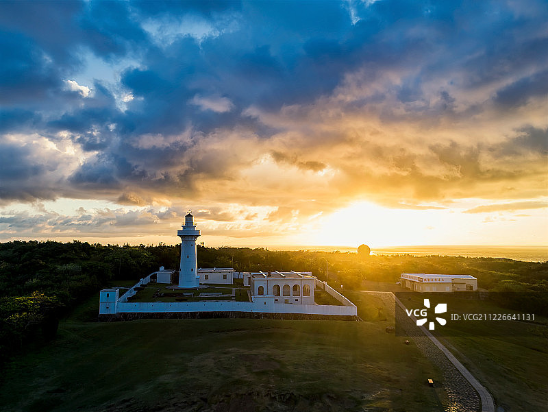 中国台湾南部恒春镇垦丁鹅銮鼻灯塔日出航拍视角图片素材