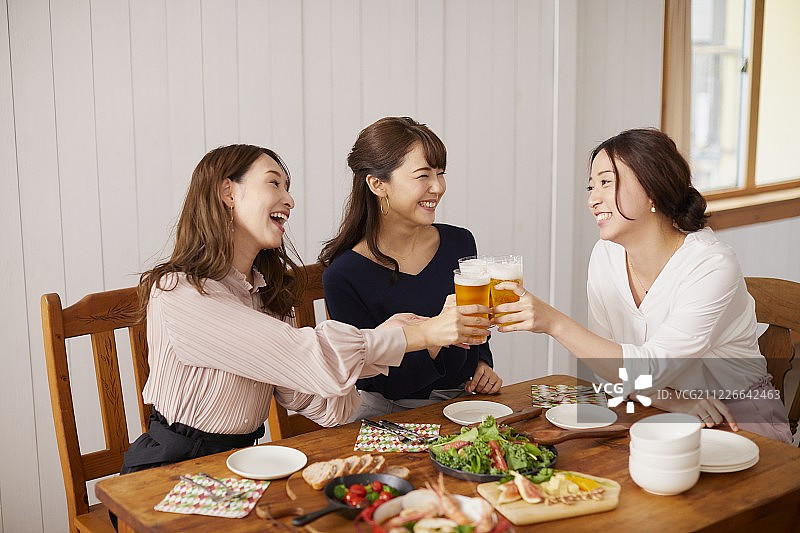 日本女人举行家庭派对图片素材
