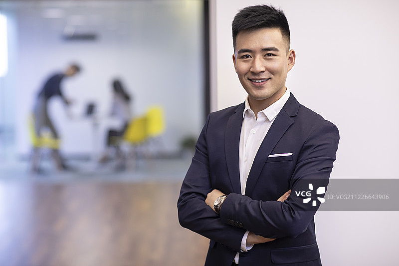 年轻商务男士在办公室的肖像图片素材