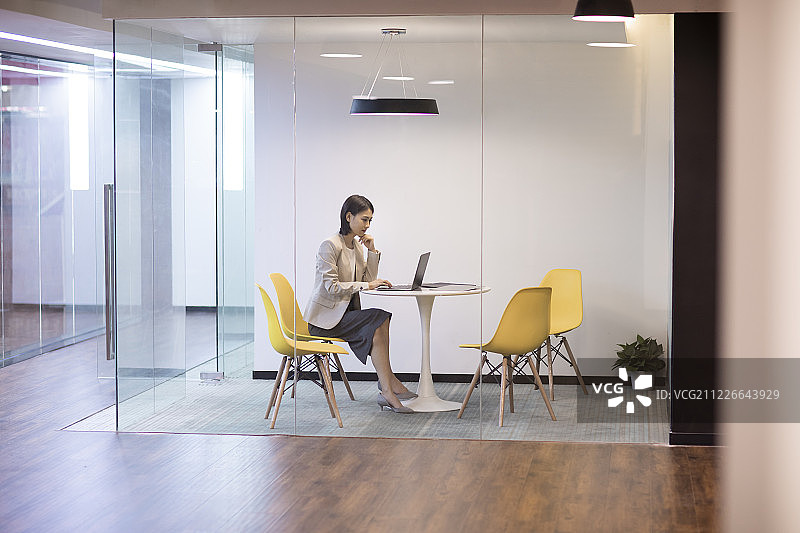 年轻商务女士在办公室使用电脑图片素材