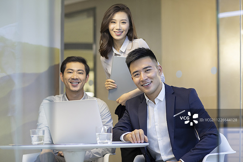 自信的商务人士在办公室讨论图片素材