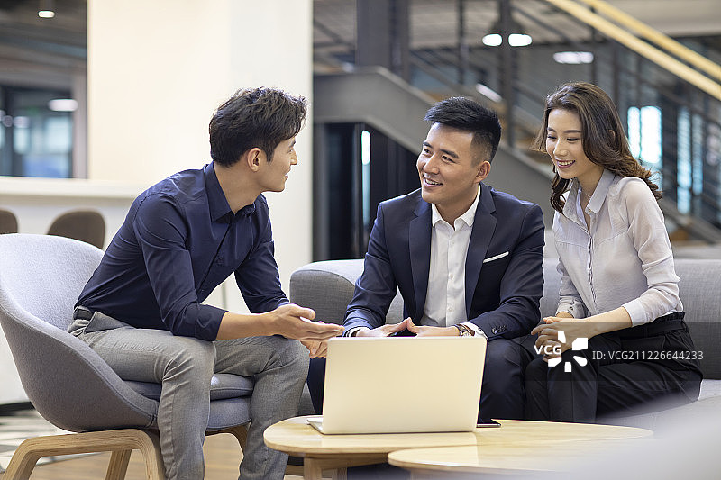 自信的商务人士在办公室讨论图片素材