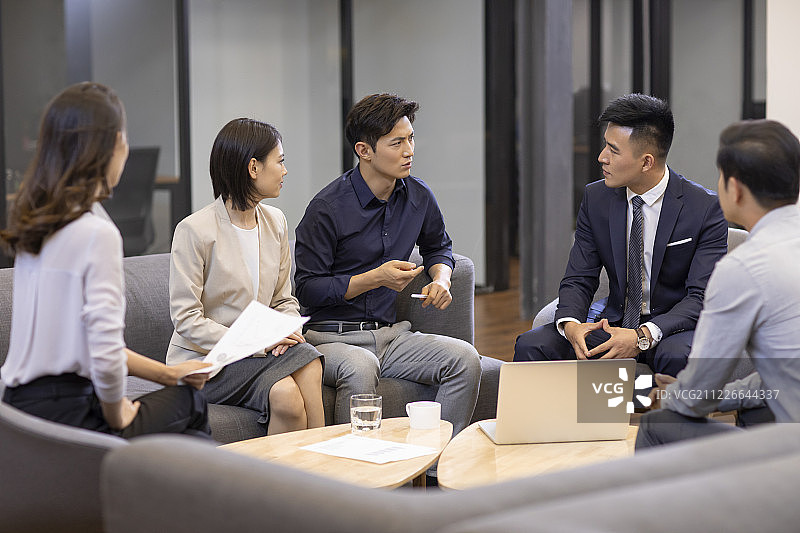 自信的商务人士在办公室讨论图片素材