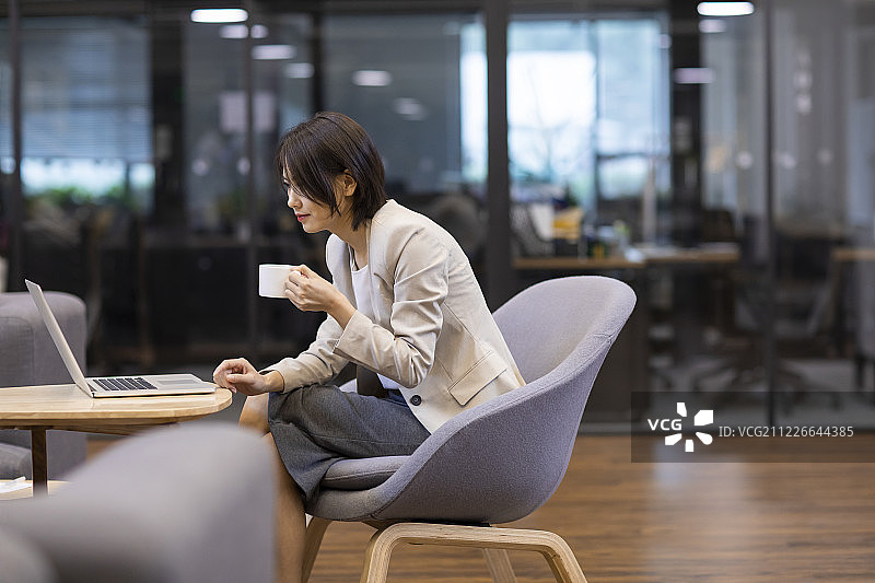年轻商务女士在办公室使用电脑图片素材