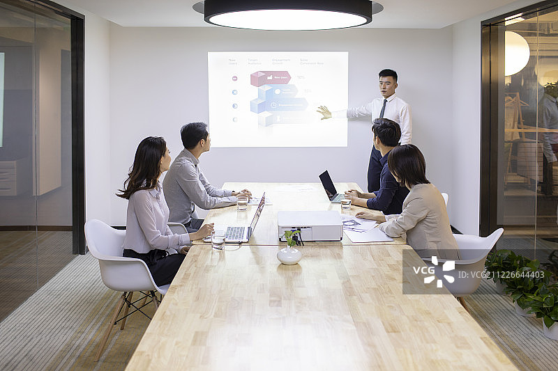 商务人士在会议室开会图片素材