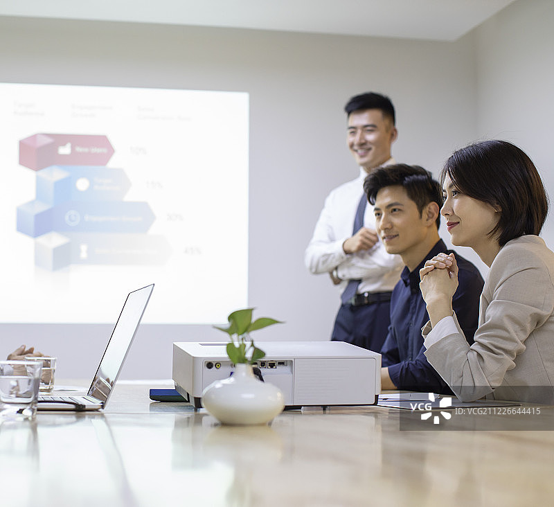 商务人士在会议室开会图片素材