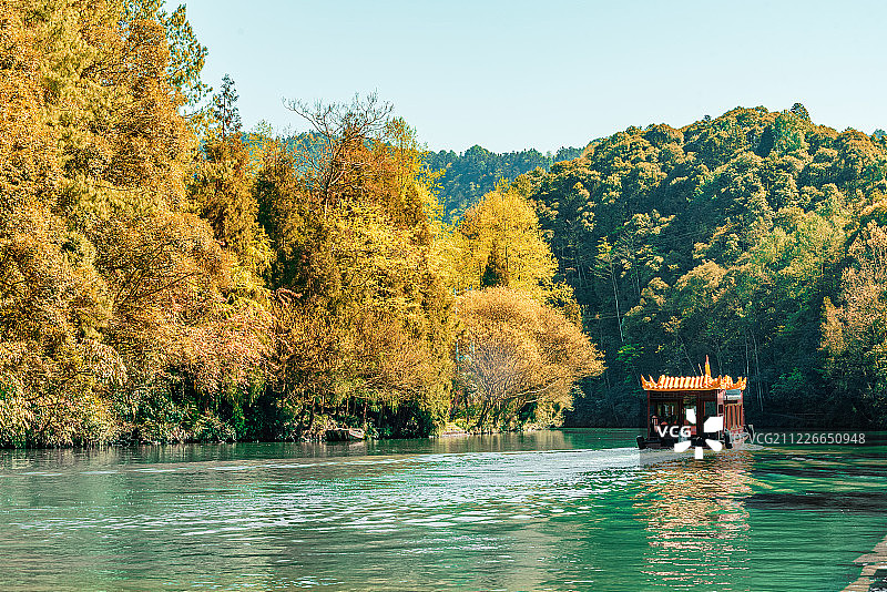重庆江津四面山风景区湖中的画舫图片素材