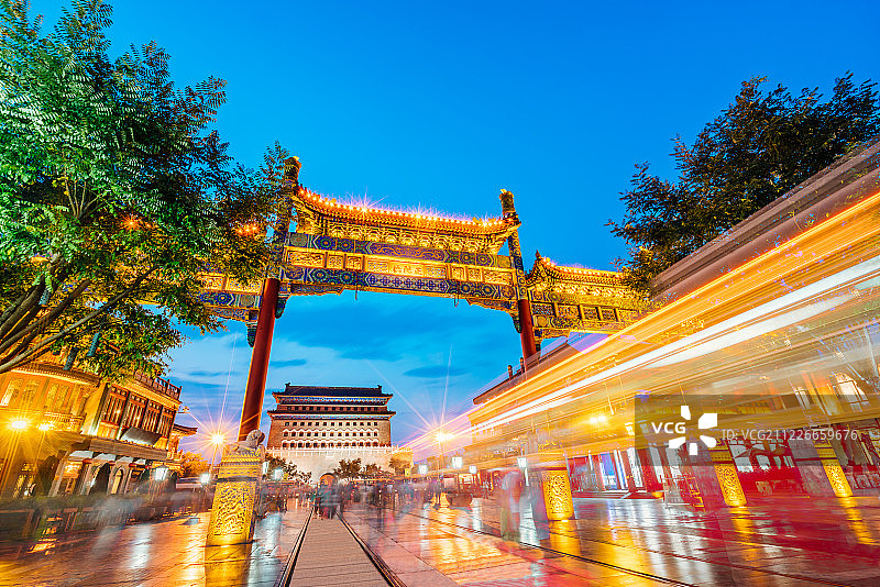 中国北京前门建筑夜景和车流图片素材
