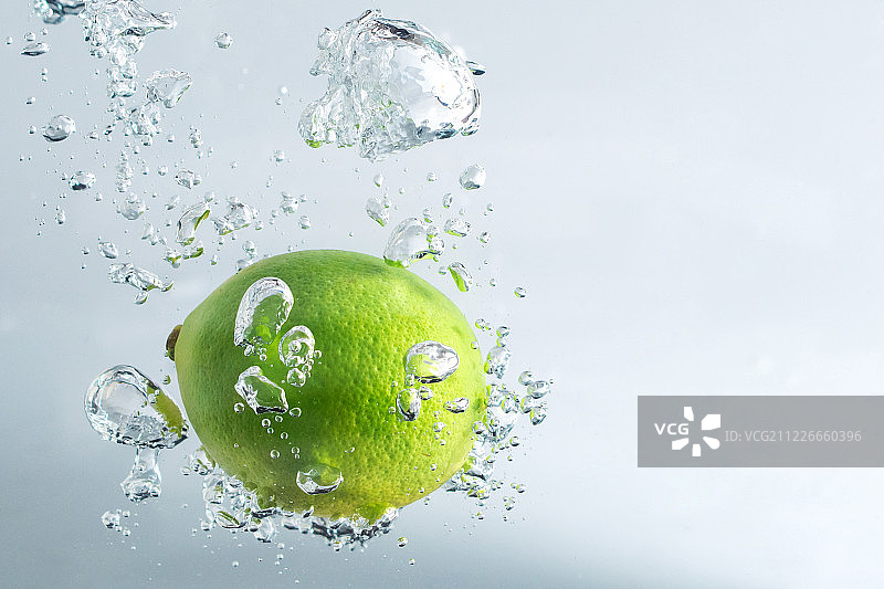 落入纯净水中的青柠图片素材
