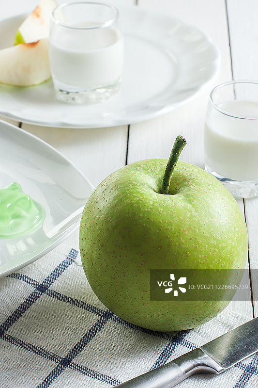 下午茶吃苹果梨图片素材