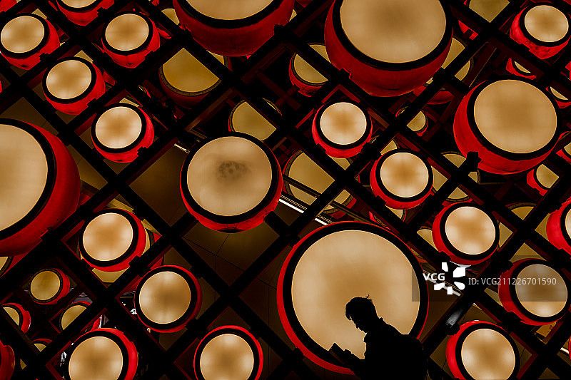 夜晚街头读书的人图片素材