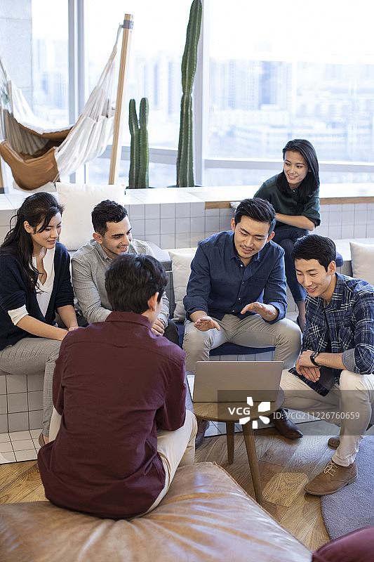 年轻大学生讨论课题图片素材