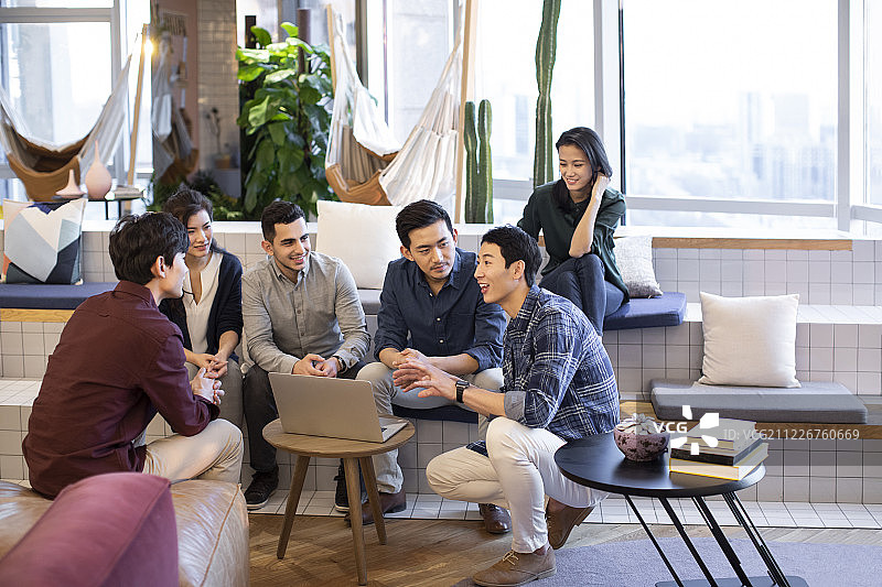 年轻大学生讨论课题图片素材