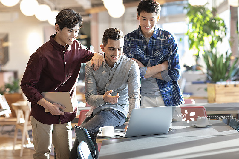年轻留学生使用笔记本电脑图片素材
