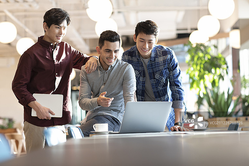年轻留学生使用笔记本电脑图片素材